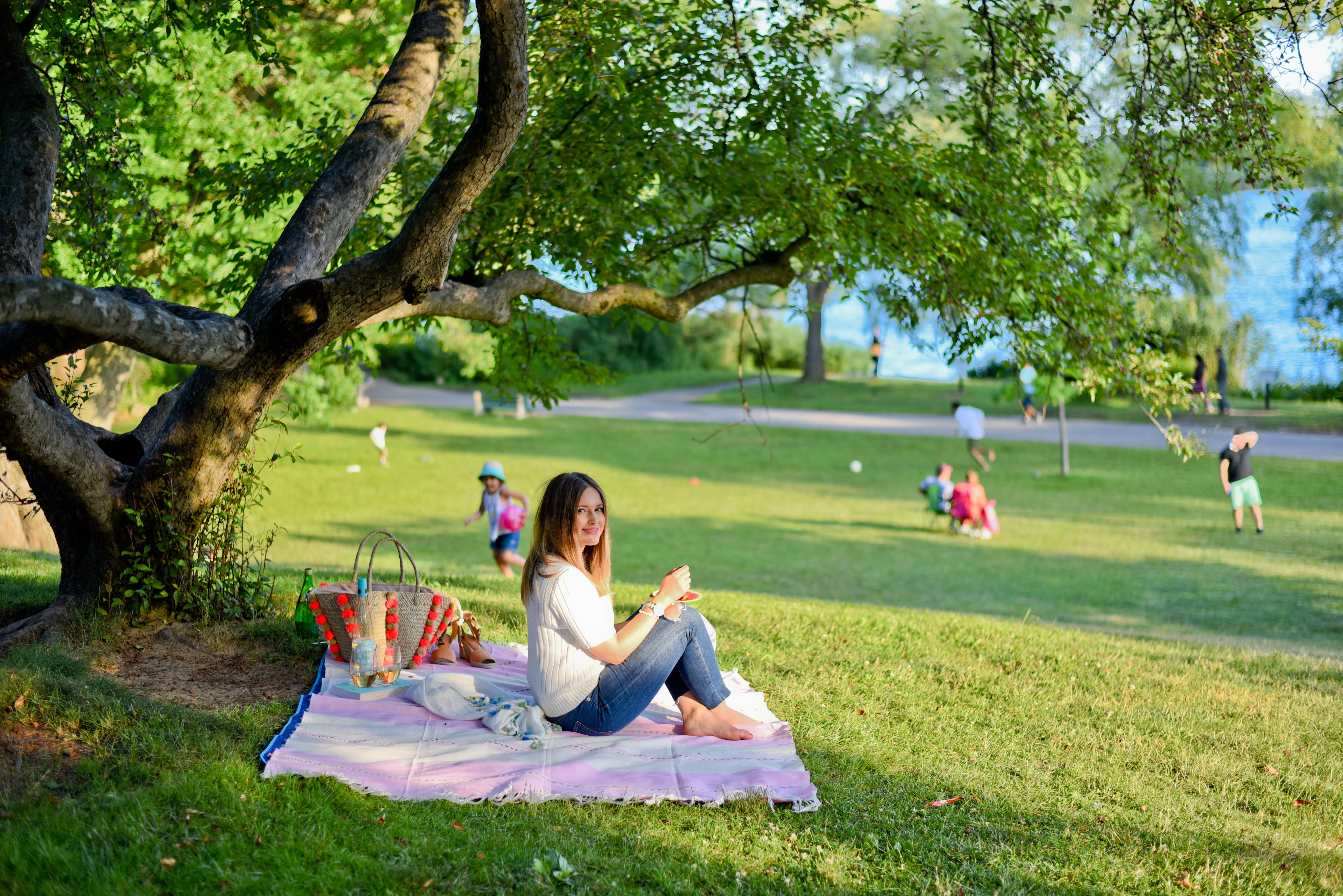 Голая девушка отдыхает в парке